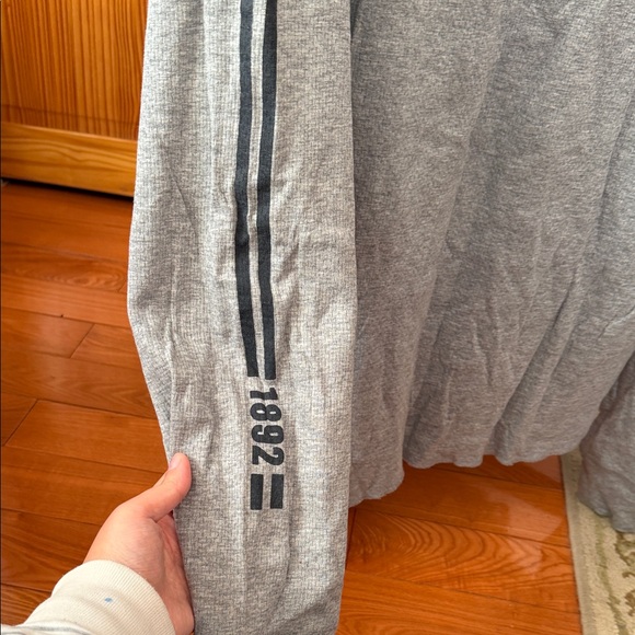 Abercrombie & Fitch Gray Long Sleeve Tee - Picture 5 of 5